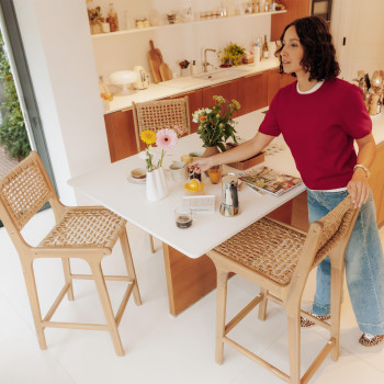 Lexia - Lot de 2 tabourets de bar intérieur/extérieur en bois d'acacia et résine tressée H66cm