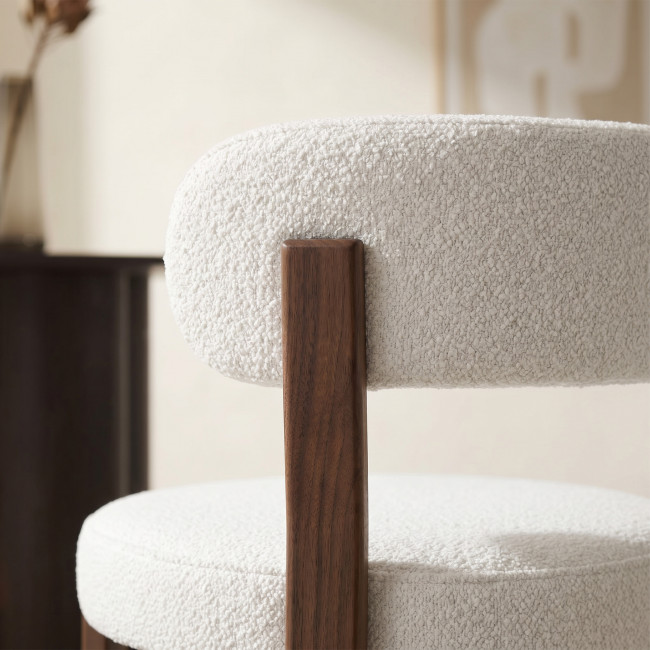 Izzy - Lot de 2 chaises en tissu bouclette piètement effet bois foncé