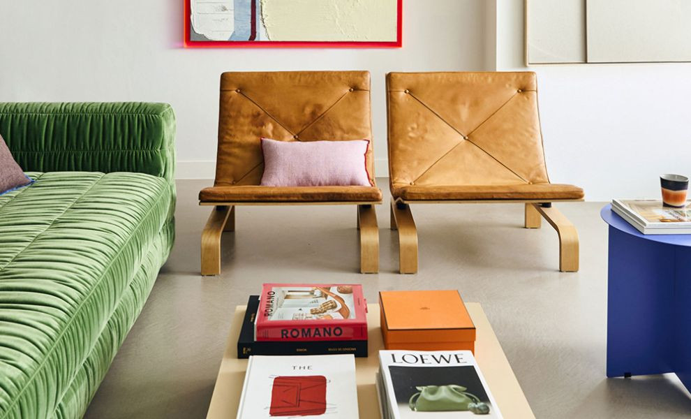 Comment utiliser une table basse pour mettre en valeur des objets de décoration ?
